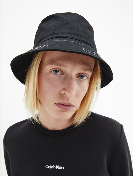 Bucket-hat-de-algodon-organico-Calvin-Klein