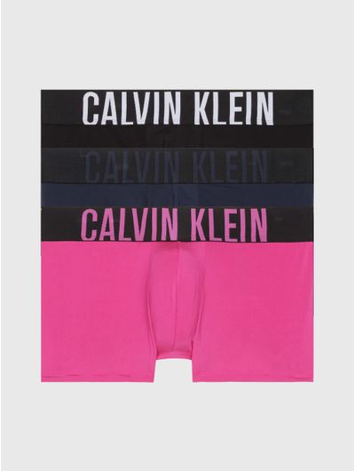 Ragazzo sexy con boxer Calvin Klein bianchi 