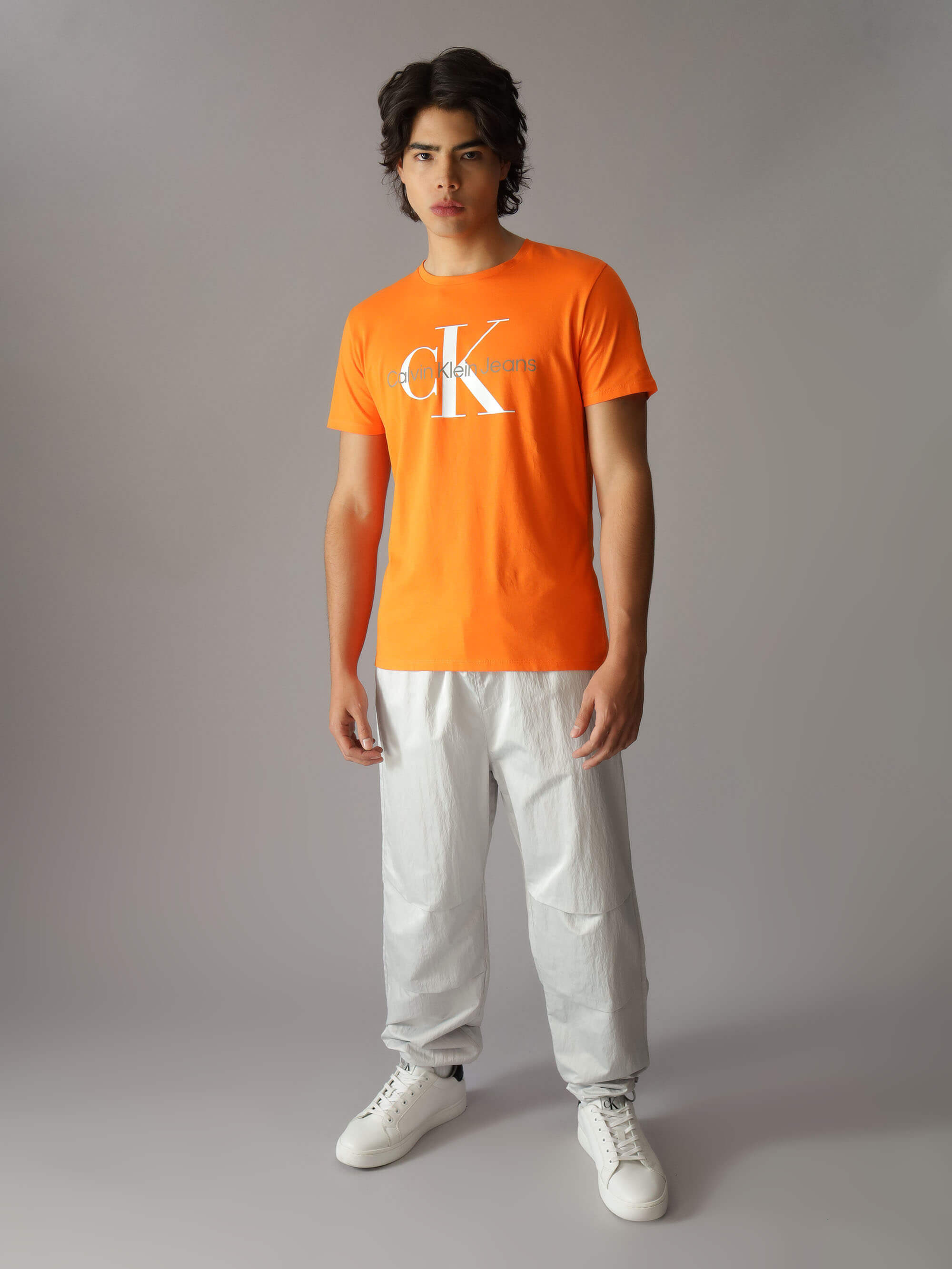 Playera Calvin Klein con Monograma Hombre Naranja