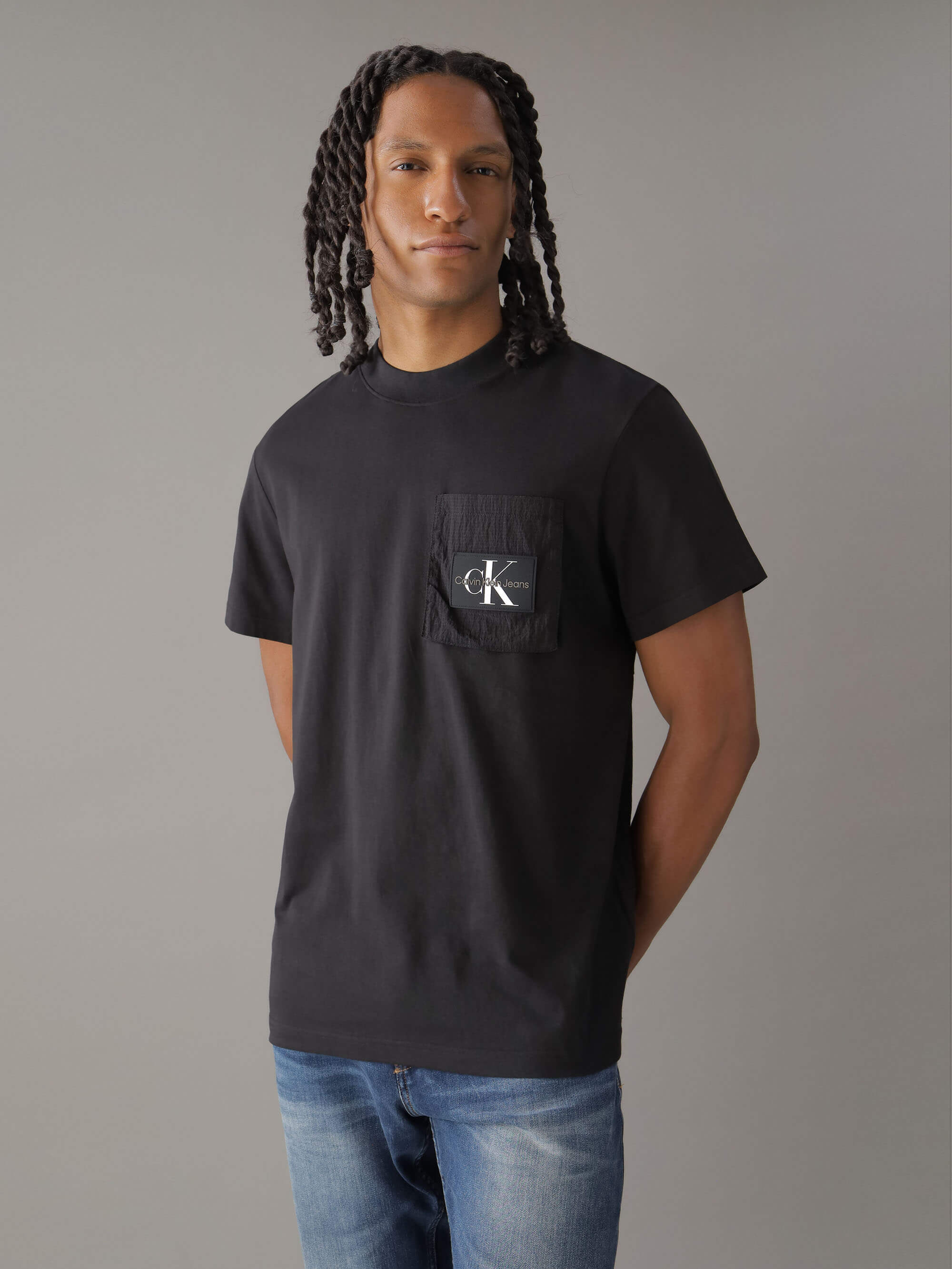 Playera Calvin Klein con Logo en Bolsillo Hombre Negro