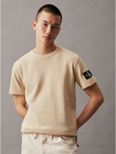 Playera-Calvin-Klein-Placa-Monologo-Hombre-Beige