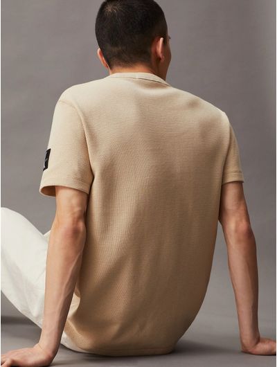 Playera-Calvin-Klein-Placa-Monologo-Hombre-Beige
