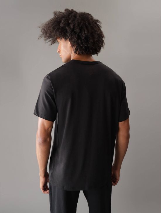 Playera-Calvin-Klein-Logo-Metalizado-Hombre-Negro