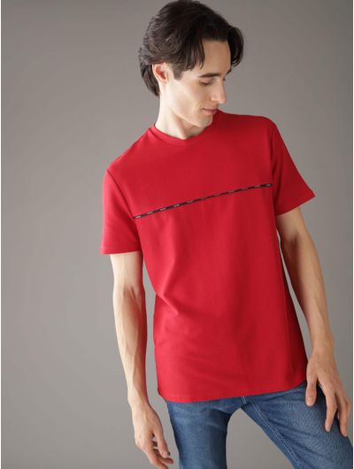 Playera-Calvin-Klein-Logo-en-Franja-Hombre-Rojo