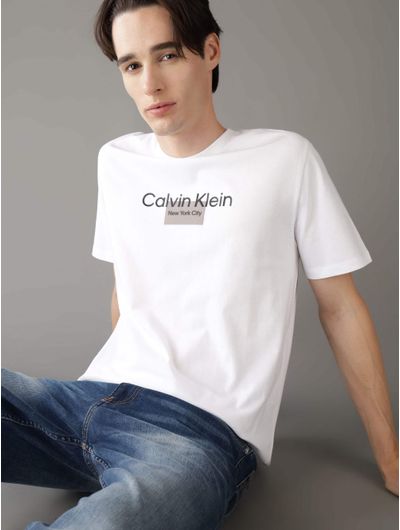 Playera-Calvin-Klein-Logo-en-Relieve-Hombre-Blanco