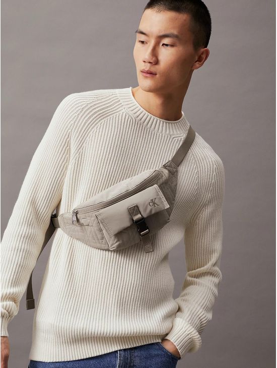 Cangurera-Calvin-Klein-Monograma-Solapa-Hombre-Gris