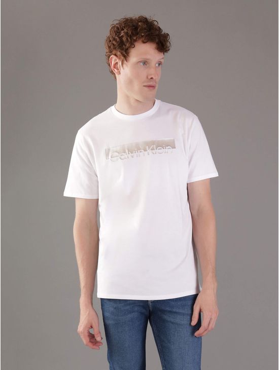 Playera-Calvin-Klein-Logo-Metalizado-Hombre-Blanco