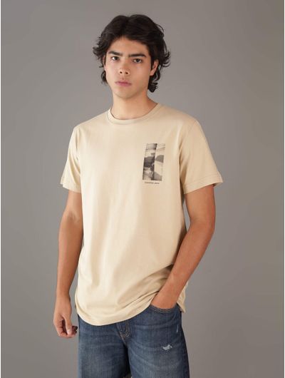 playera-calvin-klein-con-estampado-fotografico-hombre-beige