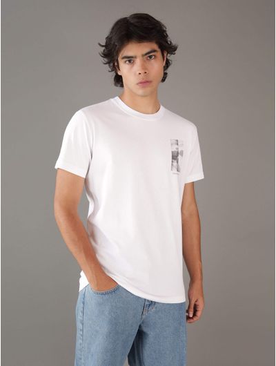 playera-calvin-klein-con-estampado-fotografico-hombre-blanco