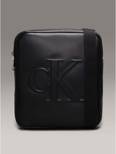 bandolera-calvin-klein-monograma-en-relieve-hombre-negro