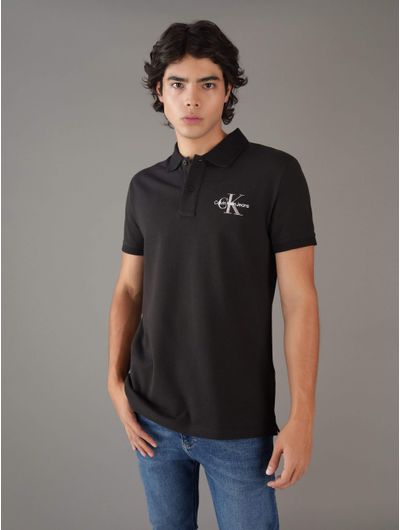 polo-calvin-klein-con-monologo-bordado-hombre-negro