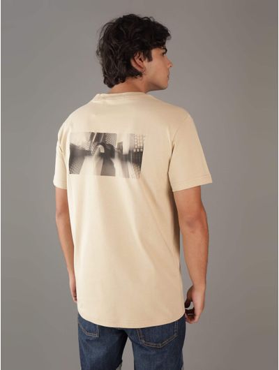 playera-calvin-klein-con-estampado-fotografico-hombre-beige