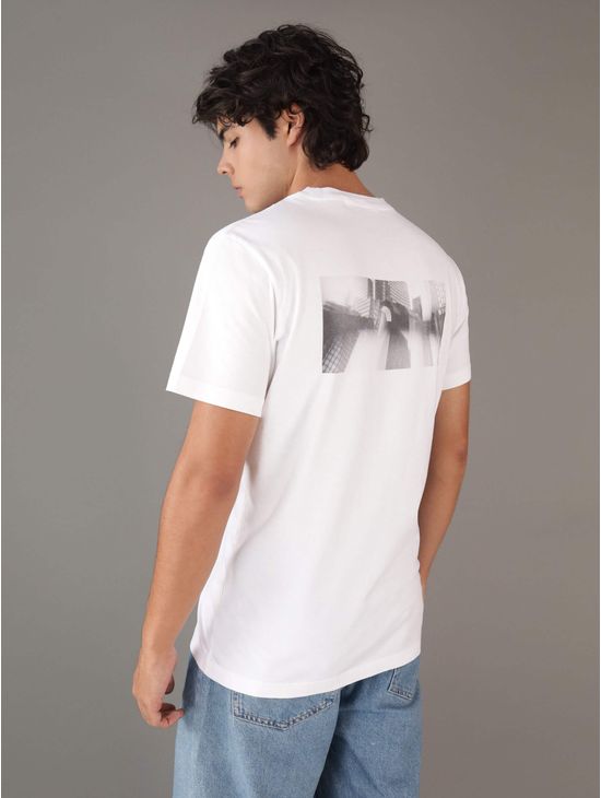 playera-calvin-klein-con-estampado-fotografico-hombre-blanco