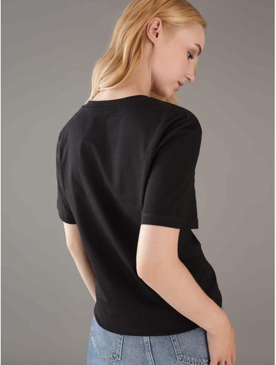 playera-calvin-klein-con-monologo-estampado-mujer-negro