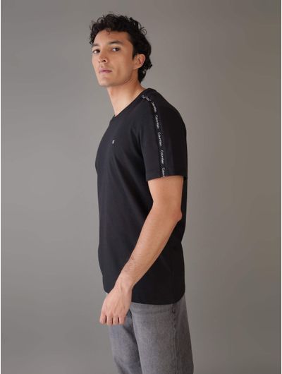 Playera-Calvin-Klein-con-Logo-en-Hombros-Hombre-Negro