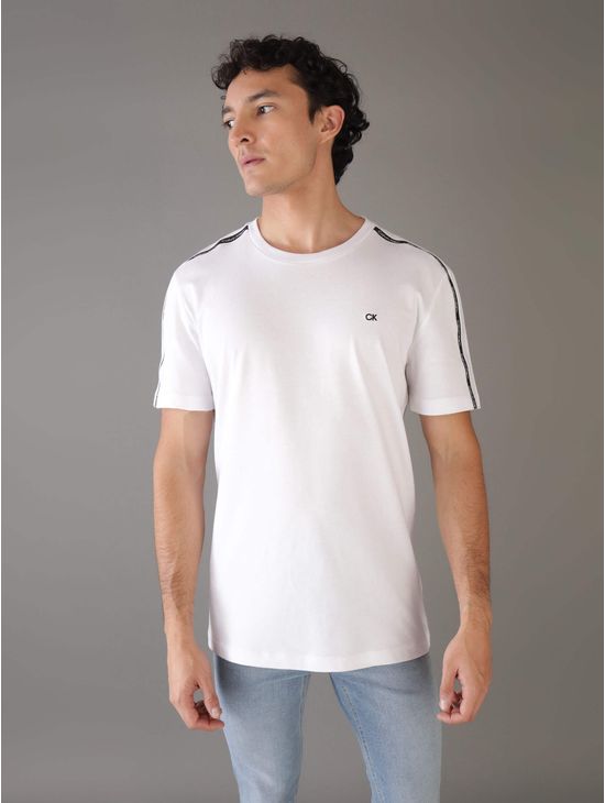 Playera-Calvin-Klein-con-Logo-en-Hombros-Hombre-Blanco