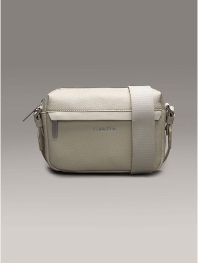 Bolsa-Calvin-Klein-Crossbody-con-Logo-Metalizado-Hombre-Beige