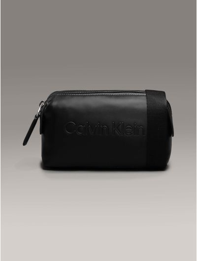 Bolsa-Calvin-Klein-Crossbody-con-Logo-en-Relieve-Hombre-Negro