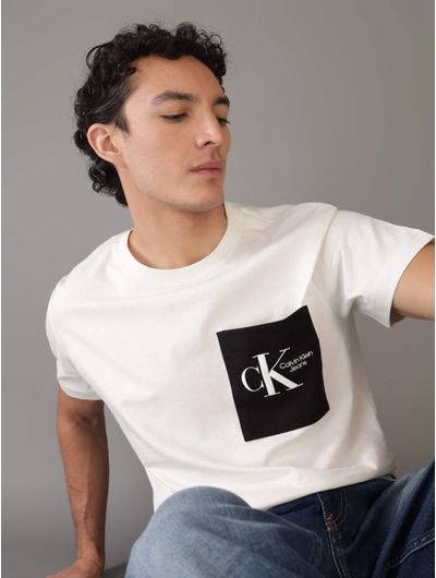 Playera-Calvin-Klein-con-Monologo-en-Bolsillo-Hombre-Beige