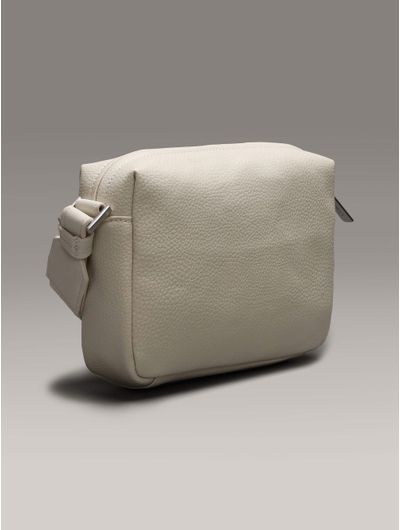 Bolsa-Calvin-Klein-Crossbody-con-Logo-Metalizado-Hombre-Beige