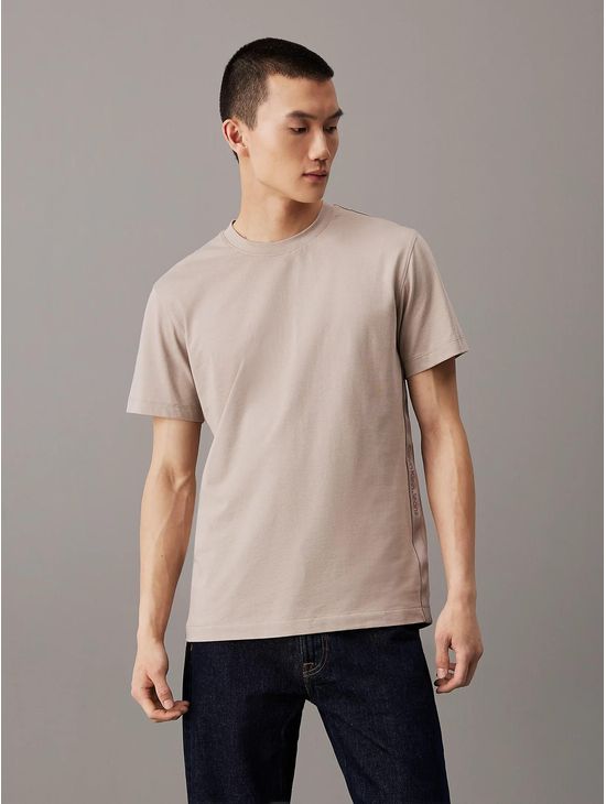 Playera-Calvin-Klein-Logo-Lateral-Hombre-Cafe