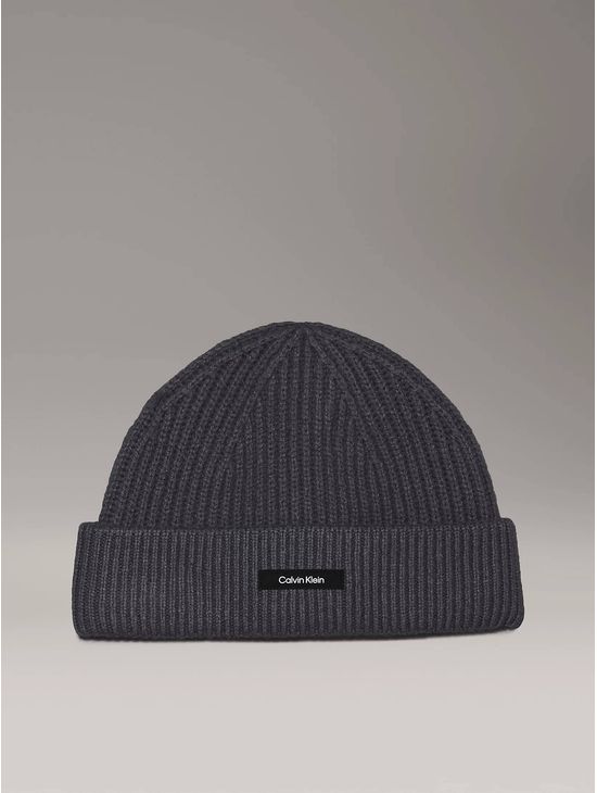 Gorro-Calvin-Klein-con-Logo-en-Placa-Hombre-Gris