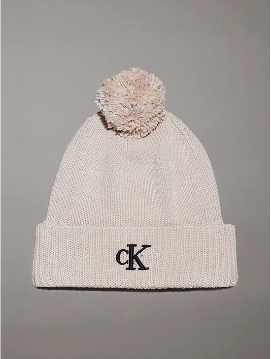 Gorro-Calvin-Klein-con-Pompon-Monograma-Beige
