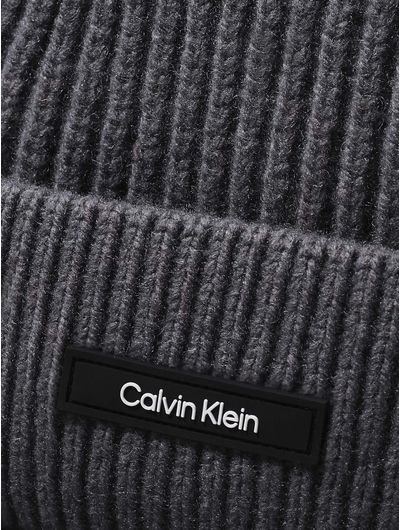 Gorro-Calvin-Klein-con-Logo-en-Placa-Hombre-Gris