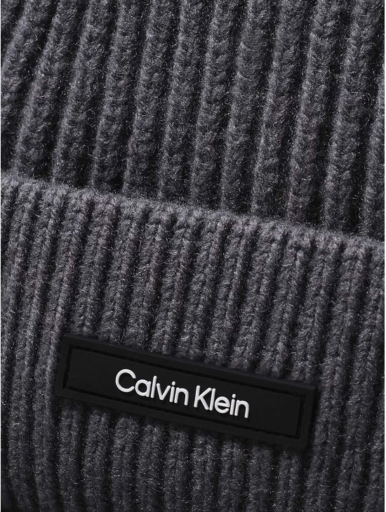 Gorro-Calvin-Klein-con-Logo-en-Placa-Hombre-Gris