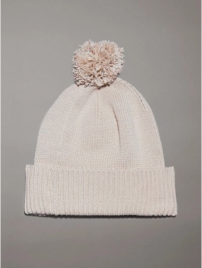 Gorro-Calvin-Klein-con-Pompon-Monograma-Beige