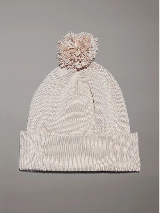 Gorro-Calvin-Klein-con-Pompon-Monograma-Beige
