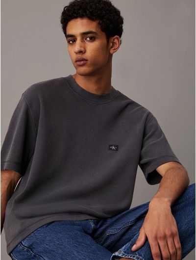 Playera-Calvin-Klein-Relaxed-Waffle-Monologo-Hombre-Gris