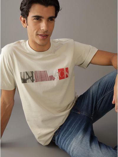 Playera-Calvin-Klein-Estampado-Fotografico-Hombre-Beige