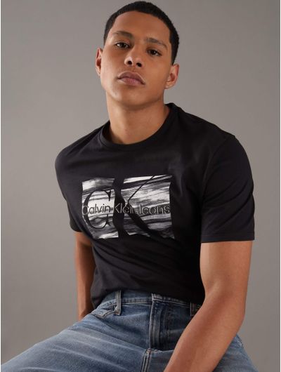 Playera-Calvin-Klein-con-Diseño-Monologo-Hombre-Negro