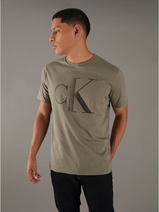 Playera-Calvin-Klein-con-Monograma-CK-en-Degradado-Hombre-Verde