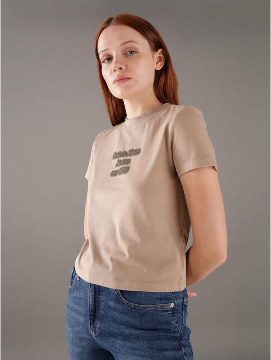 Playera-Calvin-Klein-con-Logo-Estampado-Mujer-Cafe