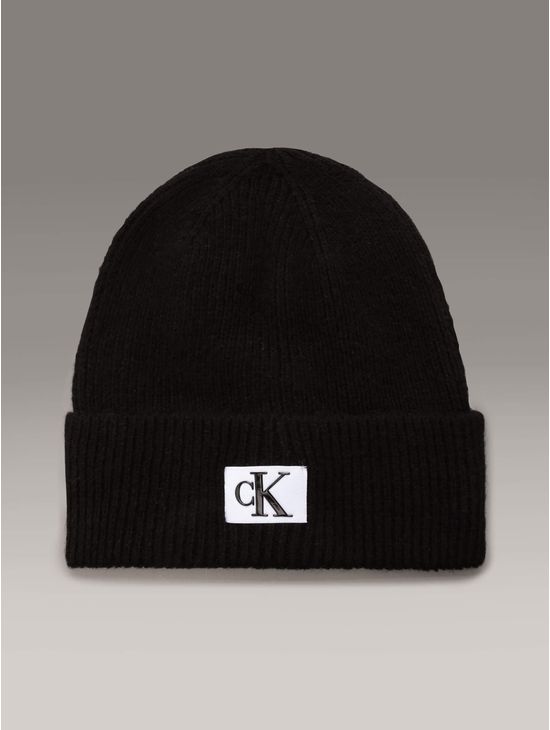 Gorro-Calvin-Klein-con-Monograma-Relieve-Negro