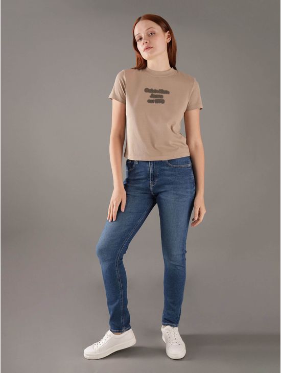 Playera-Calvin-Klein-con-Logo-Estampado-Mujer-Cafe