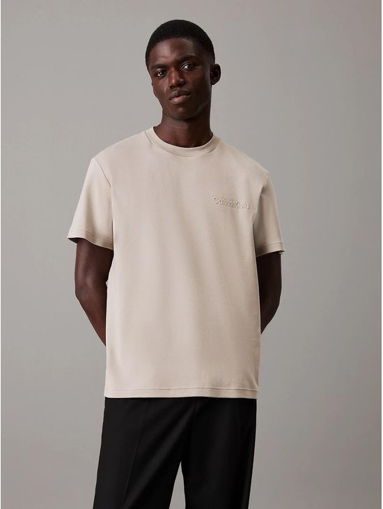playera-calvin-klein-logo-relieve-hombre-beige