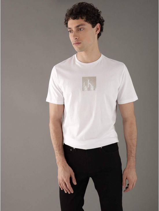 playera-calvin-klein-con-monologo-hombre-blanco