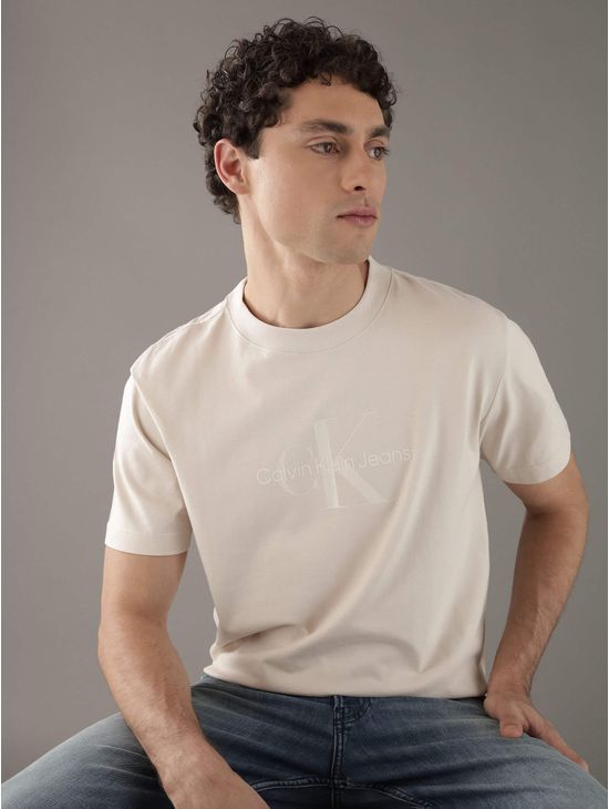 playera-calvin-klein-monologo-estampado-hombre-beige