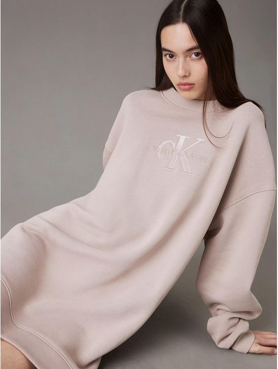 vestido-calvin-klein-estilo-sudadera-monologo-mujer-beige