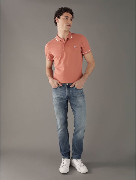 polo-calvin-klein-con-monograma-bordado-hombre-naranja