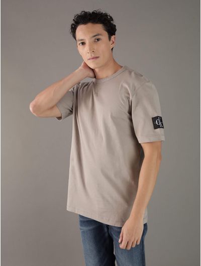 Playera-Calvin-Klein-Logo-en-Placa-Hombre-Gris