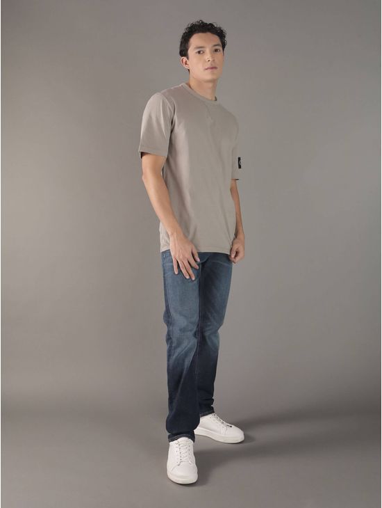 Playera-Calvin-Klein-Logo-en-Placa-Hombre-Gris