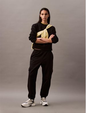 Jogger-Calvin-Klein-Cargo-Monograma-Mujer-Negro