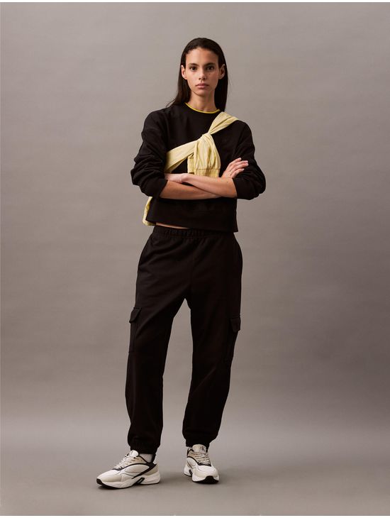 Jogger-Calvin-Klein-Cargo-Monograma-Mujer-Negro