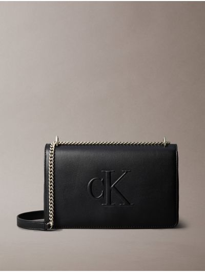 Bolsa-Calvin-Klein-Flap-Monograma-Mujer-Negro