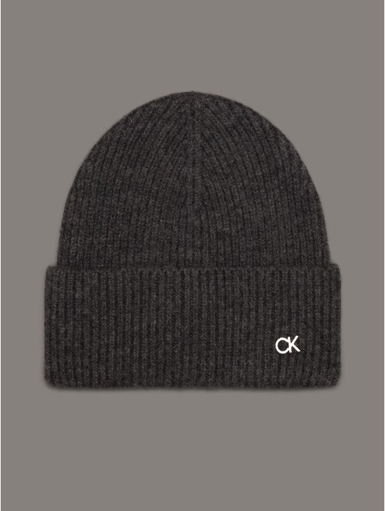 Gorro-Calvin-Klein-con-Placa-Monograma-Gris