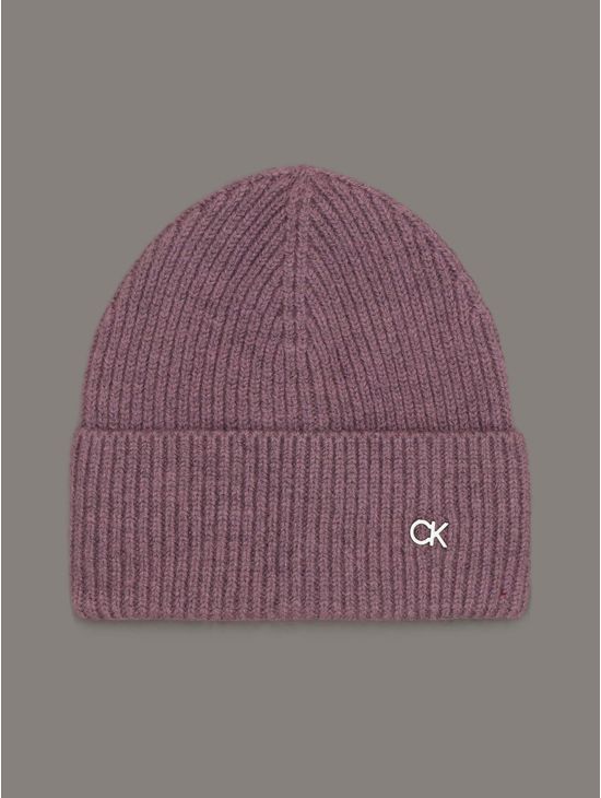 Gorro-Calvin-Klein-con-Placa-Monograma-Morado